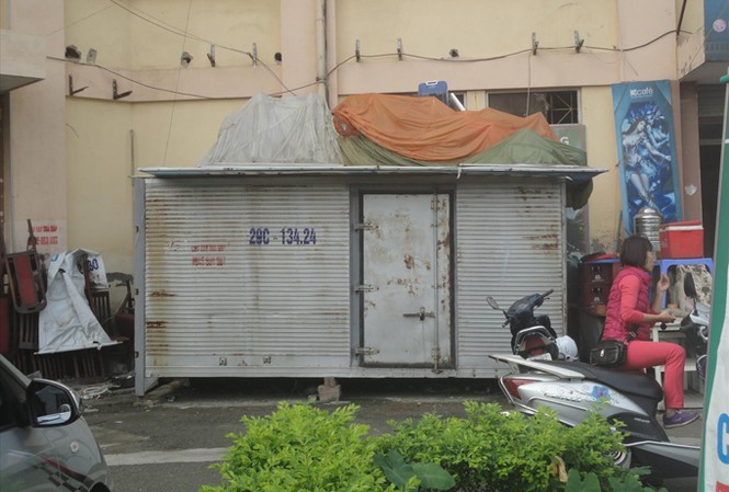 Thùng container chiếm dụng sân chung cư Thùng container chiếm dụng sân chung cư