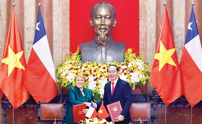 Chile sẽ giúp Việt Nam chăm sóc nạn nhân chất độc da cam Chủ tịch nước Trần Đại Quang và Tổng thống Chile Michelle Bachelet Jeria ký Tuyên bố chung Việt Nam - Chile. Ảnh: Như Ý.