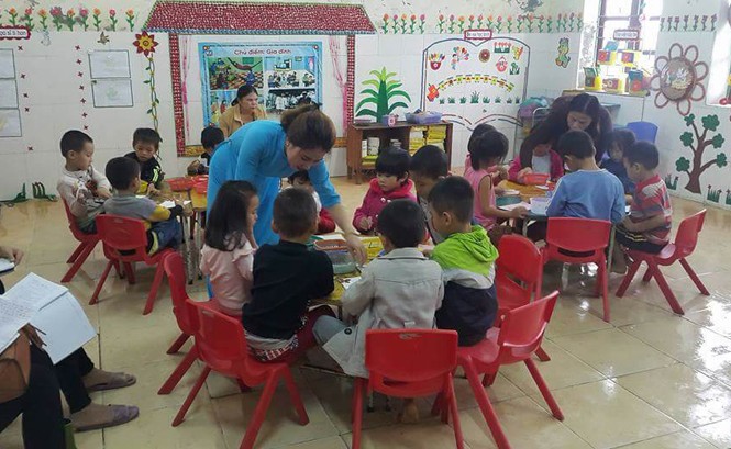 Gần chục khoản phí “oằn lưng” trẻ mầm non xã nghèo Trẻ mầm non Kỳ Phú trong một giờ học.
