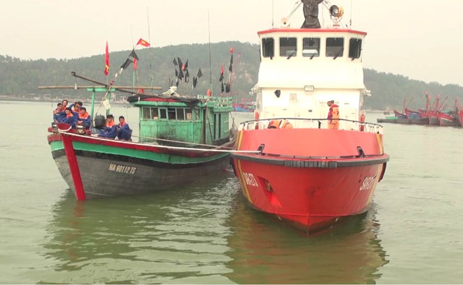 Cứu 13 ngư dân gặp nạn trên biển 13 ngư dân cùng tàu cá được tàu cứu hộ, cứu nạn SAR 273 lai dắt vào bờ an toàn.