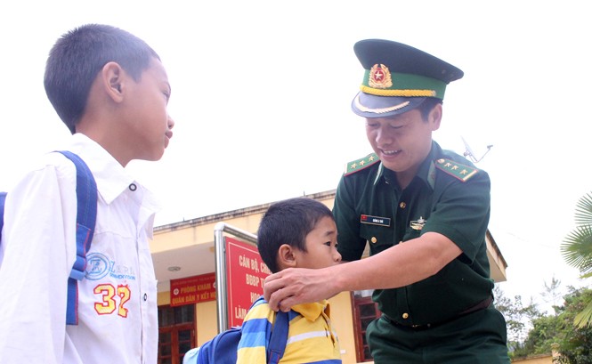 Lớp học tình thương vùng biên viễn Thượng uý Giàng A Trú vừa là cậu, chỉnh lại trang phục cho anh em Khoa trước khi đến trường. Ảnh: Xuân Tùng.