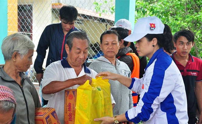 Áo xanh tình nguyện ở vùng lũ Những món quà tình nghĩa của ĐVTN trao cho nạn nhân thiệt hại do mưa lũ.