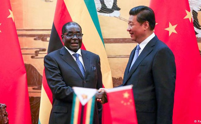 Zimbabwe khủng hoảng, vai trò của Trung Quốc bị soi Tổng thống Zimbabwe Robert Mugabe và Chủ tịch Trung Quốc Tập Cận Bình tại Bắc Kinh năm 2014. Ảnh: Getty Images.