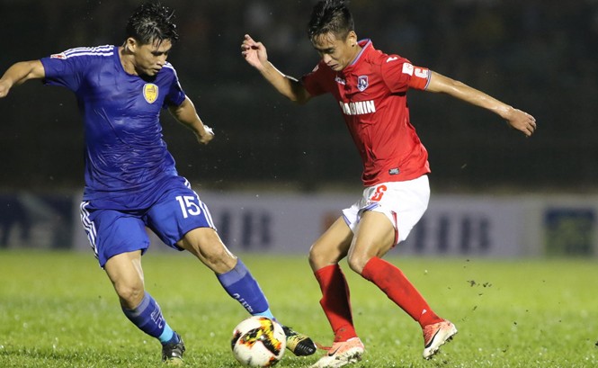 V-League sẽ hạ màn ngay cuối tuần này? Quảng Nam (trái) có thể chạm tay vào cúp vô địch ngay cuối tuần này? Ảnh: VSI.