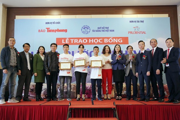 Chắp cánh ước mơ cho sinh viên nghèo hiếu học Trao học bổng cho sinh viên nghèo huyện Nam Sách (Hải Dương).
