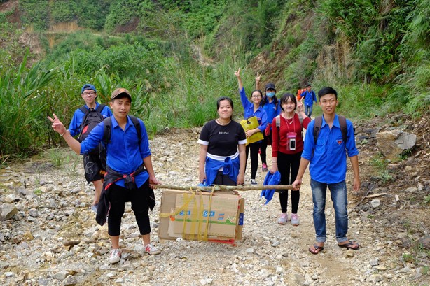 Giữ lửa tình nguyện từ mạng xã hội Đoàn viên Liên chi đoàn Khoa Ngân hàng, ĐH Kinh tế Đà Nẵng trong chuyến tình nguyện lên thôn Apat (xã A Vương, huyện Tây Giang, Quảng Nam) đầu năm 2017. Ảnh: Liên chi Đoàn cung cấp.