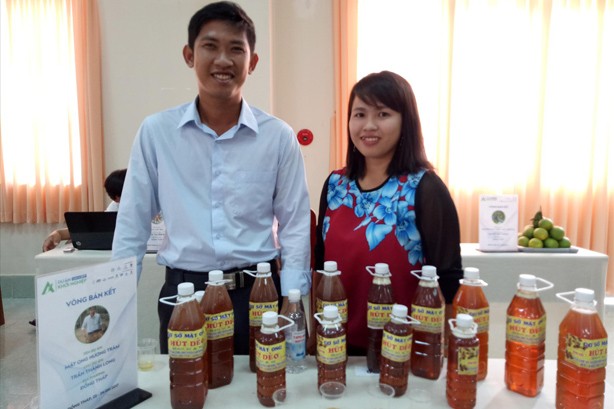 Nuôi ong khởi nghiệp giữa Đồng Tháp Mười Trần Thành Long với thương hiệu Mật ong Hương Tràm. Ảnh: H.H.