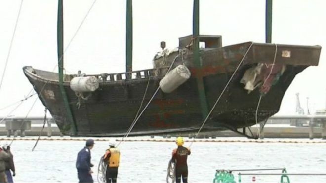 Tàu 'ma' từ Triều Tiên dạt vào bờ biển Nhật Bản Ảnh: BBC