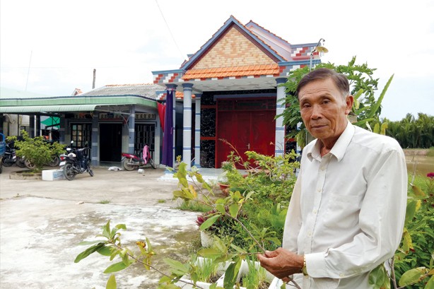 Làm giàu thời biến đổi khí hậu Ông Nguyễn Văn Danh chăm sóc kiểng trước nhà. Ảnh: Hòa Hội.