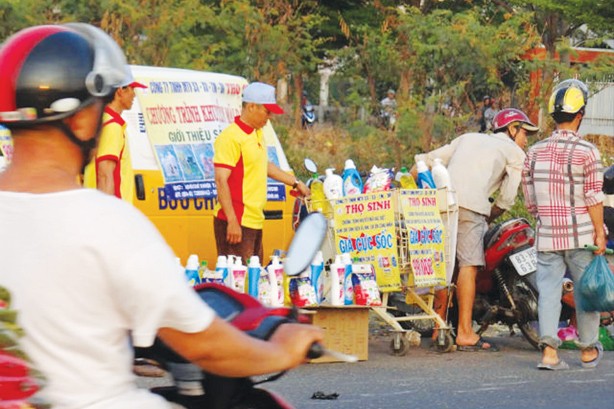 'Thiên đường' hàng giả Những nơi có đông công nhân, người lao động… là điểm đến lý tưởng của hàng giả. Ảnh: U.P.