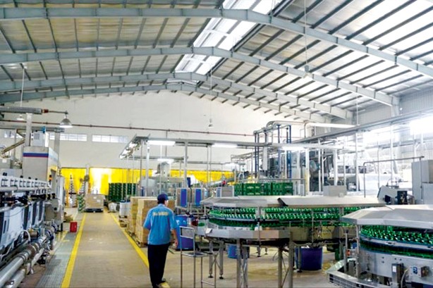 Thoái vốn Sabeco sẽ nhiều kịch tính Dây chuyền sản xuất bia của Sabeco. Ảnh: Bảo Sơn.
