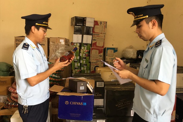 Cao điểm chống buôn lậu, hàng giả Lực lượng hải quan Quảng Trị kiểm tra lô tang vật rượu ngoại nhập lậu. Ảnh: Tuấn Nguyễn.