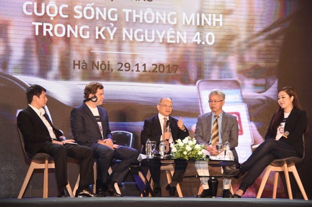 Cách mạng công nghiệp 4.0: Hãy thay đổi tư duy, chấp nhận cái mới Các khách mời tại buổi hội thảo “Cuộc sống thông minh trong kỷ nguyên 4.0”.