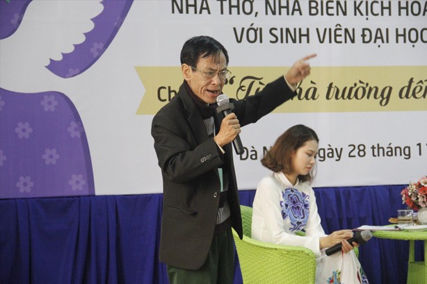 Giao lưu từ nhà trường đến chiến trường “Tuổi trẻ mỗi thời mỗi khác, nhưng Tổ quốc chỉ có một!” - nhà thơ Hoàng Nhuận Cầm. Ảnh: Thanh Trần.