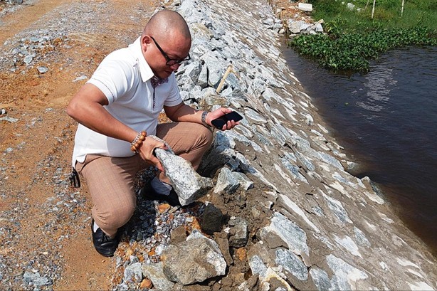 Công trình kè chống lũ bóc bằng tay cũng vỡ Chất lượng công trình của dự án đáng báo động, khi các mạch vữa bê tông dù mới làm nhưng dùng tay bóc cũng vỡ.