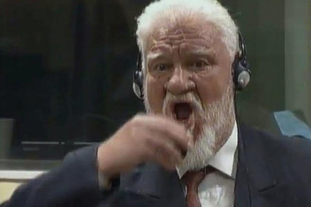 Tướng Bosnia uống thuốc độc tự tử trước tòa Cựu tướng Slobodan Praljak uống thuốc độc tự tử trước tòa ngày 29/11. Ảnh: CNN.