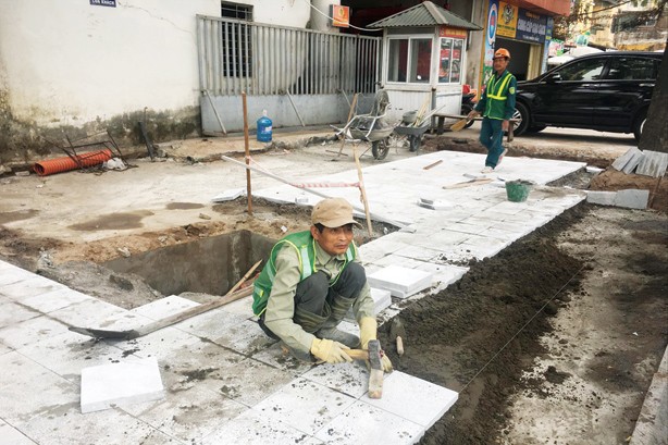 Ban QLDA nói gì về việc 'tay không dễ dàng bóc đá lát vỉa hè'? Lát đá vỉa hè ở đường Đền Lừ (Hoàng Mai). Ảnh: Trường Phong.