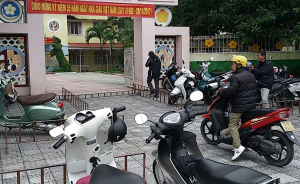 Hàng trăm nhân viên trường học bất ngờ bị ngưng lương Ngoại trừ các trường thành phố Huế và một vài địa phương, hàng trăm nhân viên hợp đồng tại nhiều huyện, thị xã của TT-Huế hiện “chới với” sau khi QĐ 1722 bị bãi bỏ.