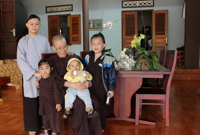 Sư cô 'làm mẹ' Sư cô Khánh Đức xem các cháu như con của mình.