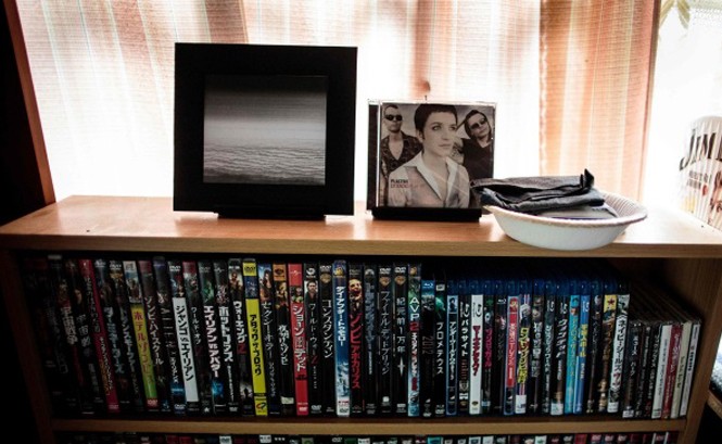 Nhật Bản: Chết gần tháng trời không ai hay Căn phòng nhiều CD và DVD phim ảnh, ca nhạc của người chết độc thân. Nguồn: SCMP.