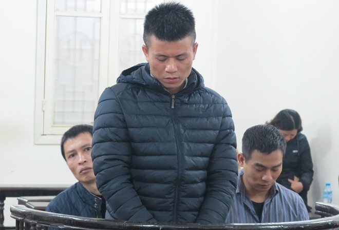Tử hình 3 đối tượng trong đường dây ma túy Việt - Trung Thám (đứng), Văn (trái) và Khang tại tòa