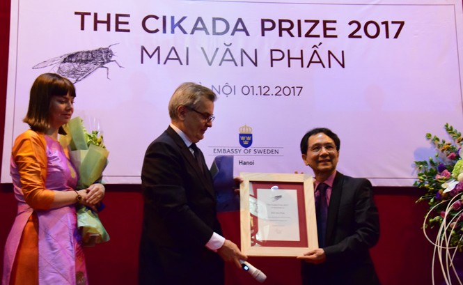 Quanh giải thơ 'Con ve sầu' Nhà thơ Mai Văn Phấn nhận Chứng nhận giải thưởng Cikada. Ảnh: Nguyễn Đình Toán.