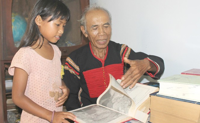 Già làng Ê đê mê học ngoại ngữ Già Y Bớt dạy tiếng Anh cho cháu.