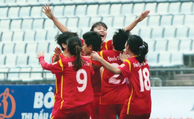 HCV SEA Games không giúp bóng đá nữ bớt buồn Các cầu thủ nữ TPHCM ăn mừng danh hiệu vô địch lần thứ 3 liên tiếp trước khán đài trống vắng khán giả. Ảnh: VSI.