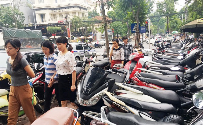Hà Nội sẽ tăng giá trông giữ ôtô, xe máy Tăng phí lòng, hè đường sẽ được HĐND Hà Nội xem xét tại kỳ họp khai mạc sáng nay. Ảnh: T.Đảng.