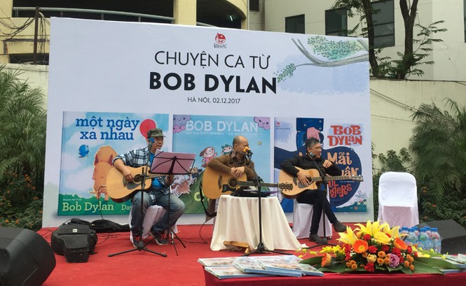 Một Bob Dylan gần hơn với bạn đọc (Từ trái sang) Họa sĩ Lê Tâm, dịch giả Ngô Tự Lập và nhạc sĩ Trần Đức Minh. Ảnh: H.T.