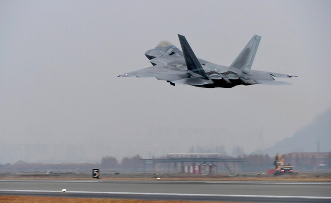 Chiến đấu cơ Mỹ gầm rú trên bầu trời Hàn Quốc Một máy bay chiến đấu F-22 Raptor của Không quân Mỹ cất cánh từ sân bay Gwuangju, Hàn Quốc hôm 4/12. Ảnh: Yonhap.