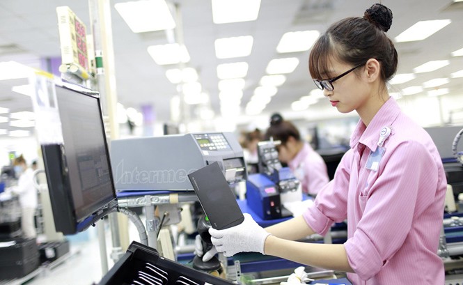 Nhân nhượng với Samsung? Một ca làm việc tại một dây chuyền sản xuất của Samsung.