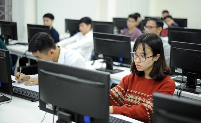 “Chìa khóa” làm chủ vận mệnh Sinh viên trường đại học quốc gia trong giờ nghiên cứu trên máy tính. Ảnh: Như Ý.