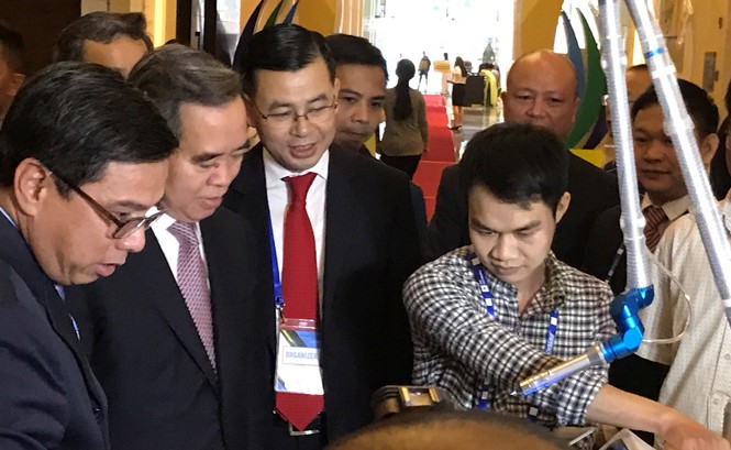 Cách mạng công nghiệp 4.0: Thách thức nào đón chờ DN Việt? Ông Nguyễn Văn Bình, Ủy viên Bộ Chính trị, Trưởng ban Kinh tế T.Ư tham quan gian hàng Công nghệ thông minh tại Triển lãm chiều 4/12/2017.