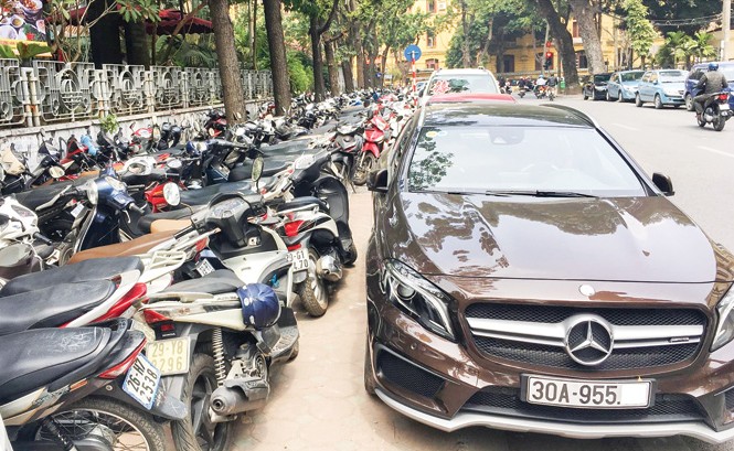 Hà Nội tăng phí lòng, hè đường: 'Chặt chém' giá trông xe, ai hưởng lợi? Sau khi được HDND Hà Nội thông qua, phí lòng đường, hè sẽ tăng từ 1,5 đến 3 lần từ đầu năm 2018.