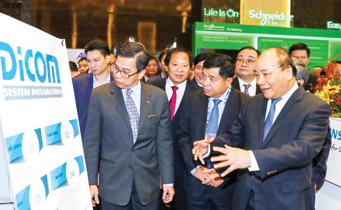 Cách mạng Công nghiệp 4.0: Cơ hội để Việt Nam bứt phá Thủ tướng tham quan và trao đổi với đại diện các doanh nghiệp tiên phong về công nghệ ở Việt Nam.