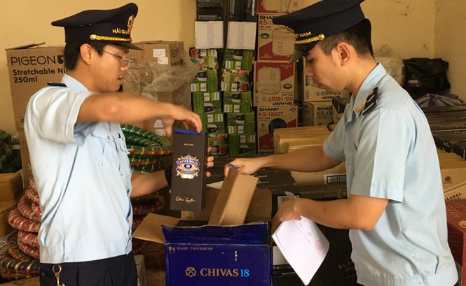 Tham nhũng, tiêu cực ngành hải quan vẫn nóng, vì sao? Cán bộ hải quan kiểm tra hàng hóa tại cửa khẩu. Ảnh minh họa: Tuấn Nguyễn.