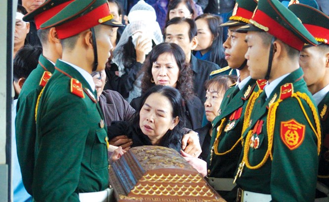 Tiễn đưa Thiếu tá phi công Nguyễn Thành Trung về đất mẹ: Hy sinh và truyền lửa Người thân, đồng đội, bạn bè tiễn đưa thiếu tá Nguyễn Thành Trung, chiều 6/12. Ảnh: Nguyễn Minh.