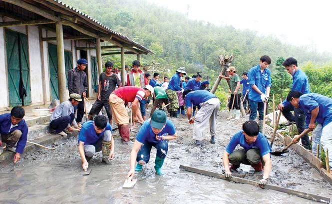 Tiến tới Đại hội Đoàn toàn quốc lần thứ XI: Thủ lĩnh tình nguyện cần tâm và tầm Các tình nguyện viên CLB tình nguyện Hope làm sân trường cho học sinh vùng cao. Ảnh: An Khoa.