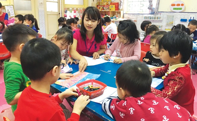 Lương giáo viên thua xa bà bán trà đá vỉa hè: Lấy ai đổi mới giáo dục? Cô Dương Cẩm Nai trong giờ học với trẻ mầm non.