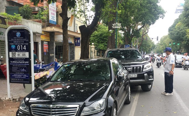 iParking - Phí giảm, doanh thu tăng Mặc dù số lượt xe ít hơn nhưng Sở GTVT Hà Nội cho biết, doanh thu từ đỗ xe iParking đang tăng 33% so với đỗ xe truyền thống.