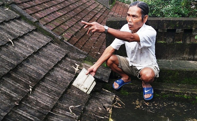 Nhà dân tốc mái hàng loạt vì... máy bay? Dấu vết ngói vỡ, mái lợp hư hỏng tại nhà của anh Trần Văn Vinh.