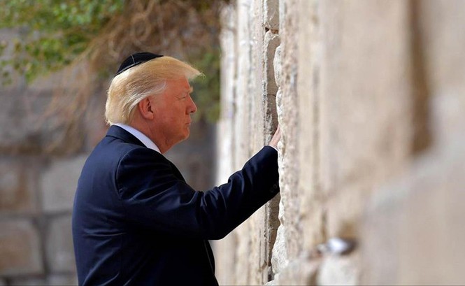 Ông Trump có thể tạo làn sóng chống Israel Tổng thống Mỹ Donald Trump thăm Bức tường Than khóc ở Jerusalem. Ảnh: NBC News.
