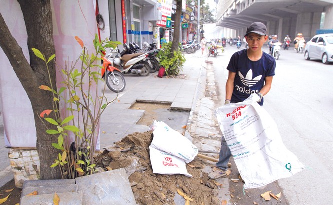 Hà Nội sẽ thanh tra lát đá vỉa hè như thế nào? Tại nhiều tuyến phố, vỉa hè mới lát đá đã phải bóc lên để sửa chữa, làm lại. Ảnh: Trường Phong.