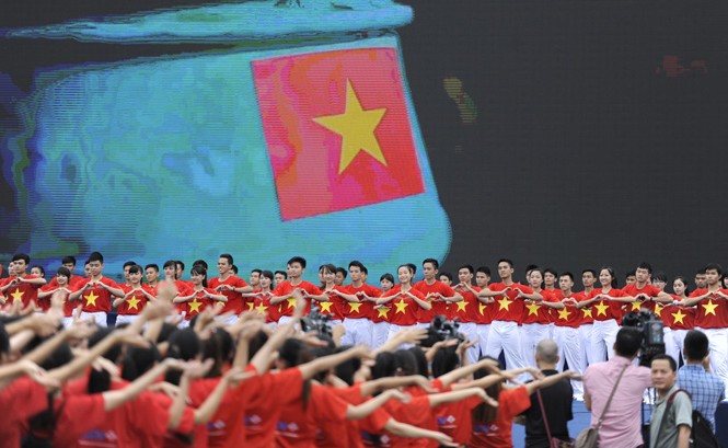 Tiến tới Đại hội Đoàn toàn quốc lần thứ XI: Đặt niềm tin cậy thực sự vào thanh niên Theo GS Hoàng Chí Bảo, muốn làm cho lớp trẻ trở thành những công dân tốt, xã hội cần đối xử một cách dân chủ, công bằng, đặt niềm tin cậy thực sự vào thanh niên. Ảnh: Xuân Tùng.