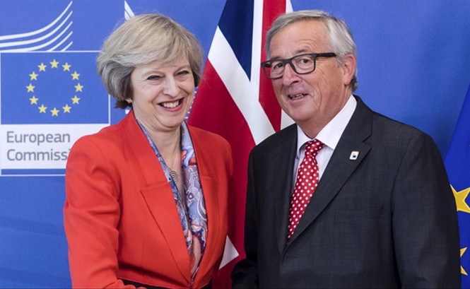Brexit: Đột phá sau những ngày kịch tính Thủ tướng Anh Theresa May và Chủ tịch Ủy ban châu Âu Jean-Claude Juncker vui mừng trong cuộc họp báo thông báo đạt được bước đột phá. Ảnh: Politicshome.