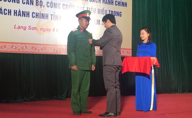 Binh nhất dũng cảm cứu người nhận Huy hiệu “Tuổi trẻ dũng cảm” Binh nhất Triệu Văn Nam (trái) nhận Huy hiệu “Tuổi trẻ dũng cảm” của T.Ư Đoàn. Ảnh: Duy Chiến.