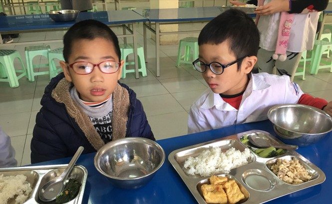 Tiếp vụ phụ huynh có con khiếm thị phản đối tăng tiền ăn: Sở GD&ĐT Hà Nội lên tiếng Bữa ăn của học sinh khiếm thị sau khi tăng tiền ăn. Ảnh: Nghiêm Huê.