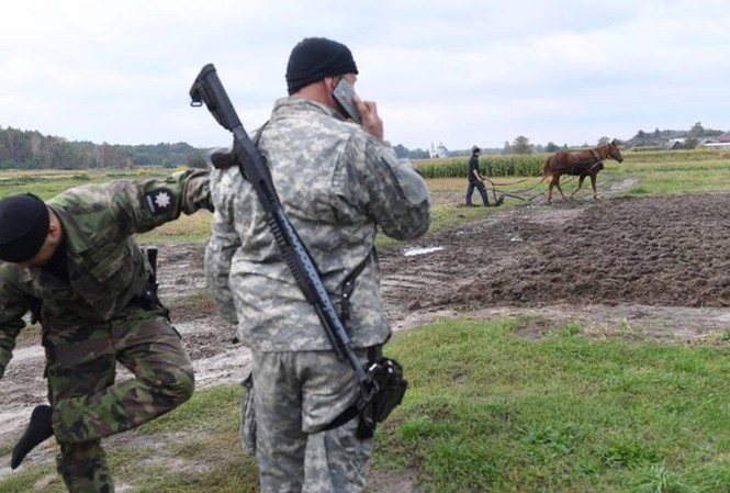 Ukraine: Khủng hoảng hổ phách vì dân lùng bán cho Trung Quốc Cảnh sát Ukraine truy quét mỏ khai thác hổ phách trái phép ở một ngôi làng phía tây bắc Ukraine. Ảnh: Jiji.