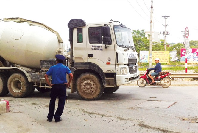 Chánh Thanh tra giao thông bị tố bảo kê xe quá tải: Lập tổ xác minh Có biển cấm tải đi vào phố cấm, giờ cấm (vòng tròn) nhưng TTGT tại nút Kim Giang - Phan Trọng Tuệ chỉ chống tay đứng nhìn.